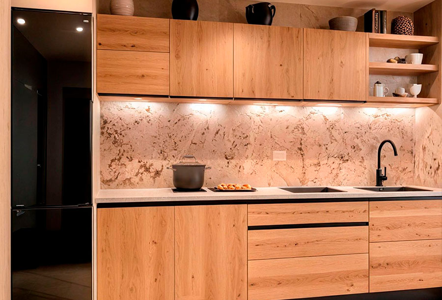 Cocina con iluminación bajo mueble automatizada
