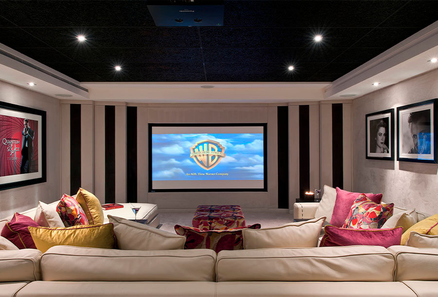 Sala de cine privada con iluminación ambiental Domotec